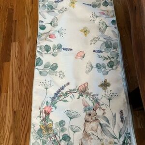 Nicole Miller White and Green Table Runner